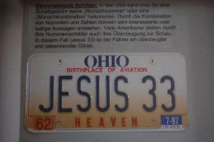 Nummernschild mit dem Text Jesus